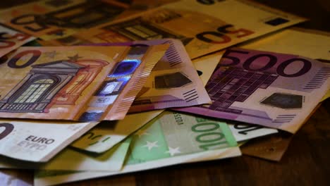 Europäisches-Geld-Auf-Dem-Tisch