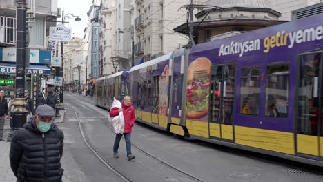 el tranvía de estambul en una concurrida calle de la ciudad