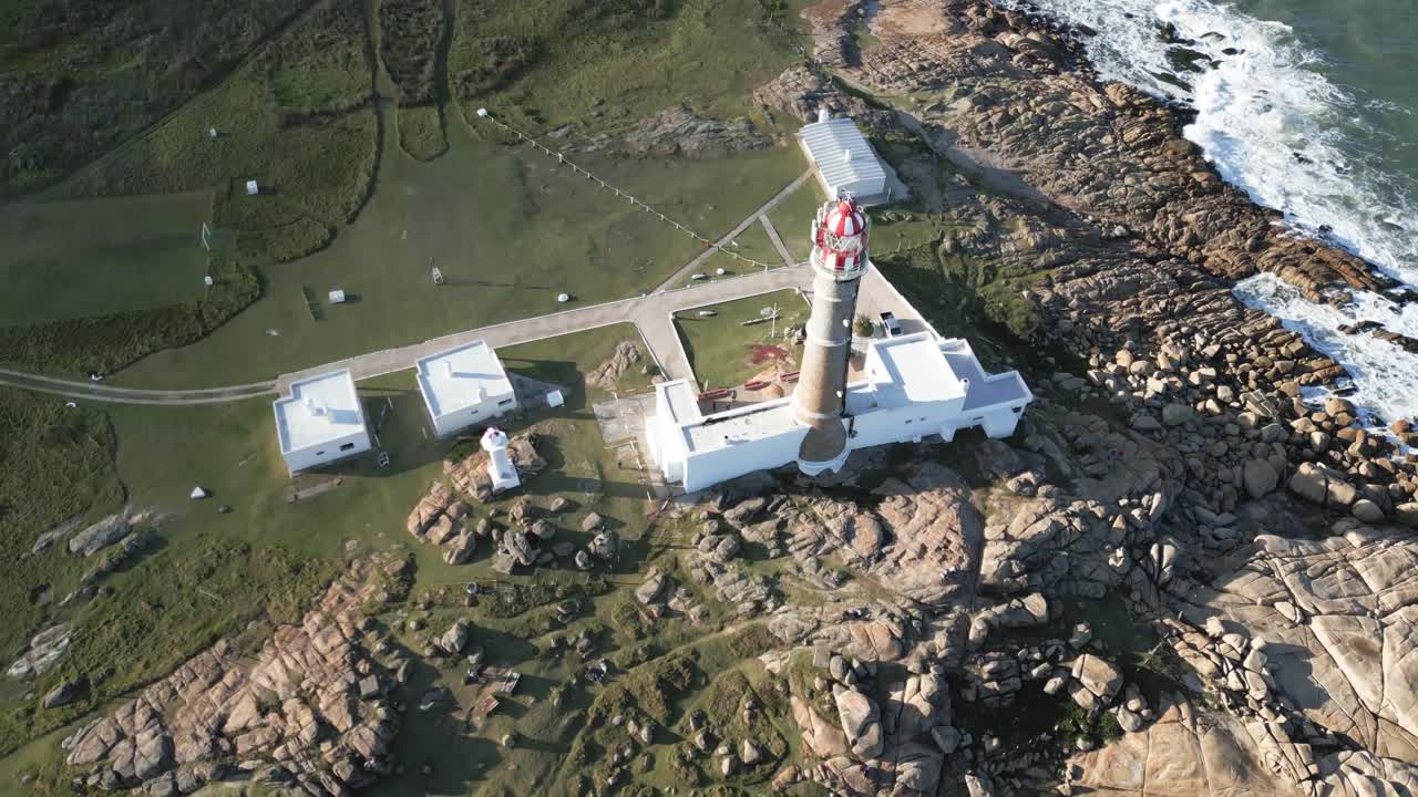 카보 폴로니오 등대 의 영상 우루과이 해안선 과 대서양 파도