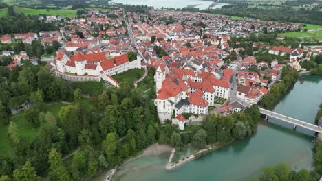 ciudad de fussen y río lech baviera alemania vista aérea de drones de ángulo alto