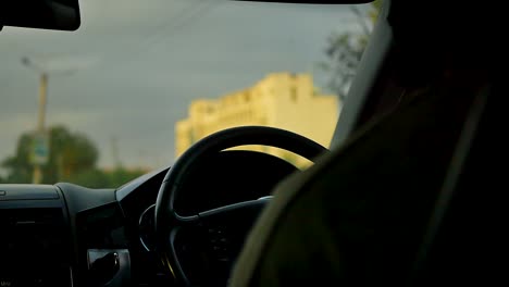 las manos del conductor agarran firmemente el volante mientras conducen hacia abajo