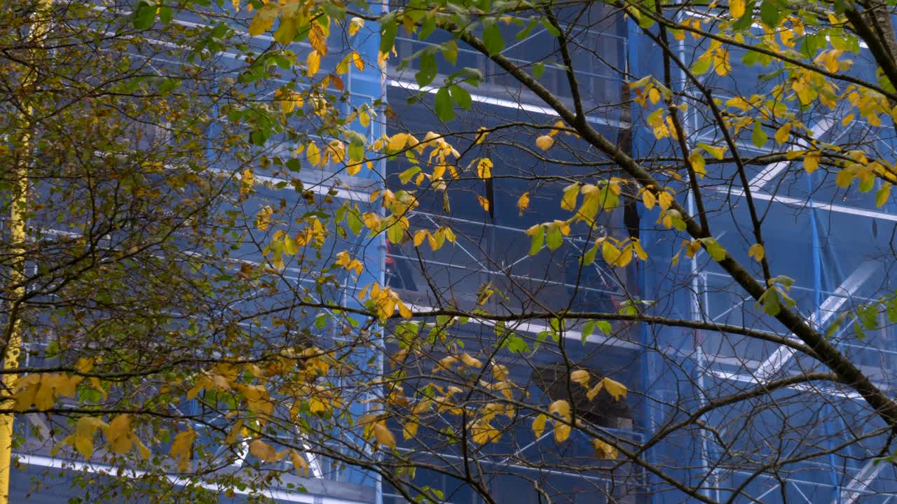 строители, работающие в строящемся здании, в защитной одежде