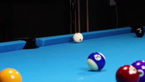 Beim-Spielen-Einer-Partie-Pool-Billard-Schlägt-Die-Rote-Kugel-In-Einer-Tasche