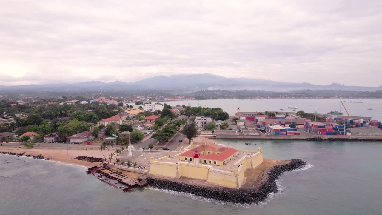 Vista aerea del Museo di São Sebastião, che ospita una fortezza del XVI secolo nella città di São Tomé