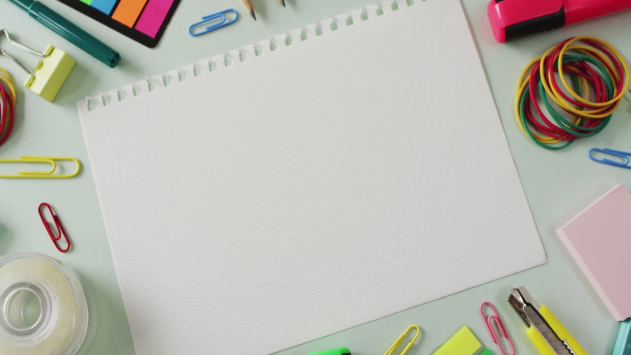 밝은 초록색 배경에 복사 공간과 학교 장비가 있는 시트 비디오