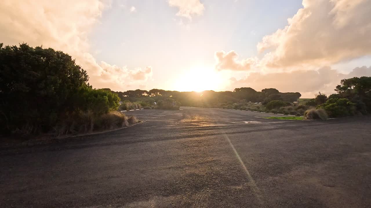 puesta de sol sobre el área de estacionamiento en great ocean road