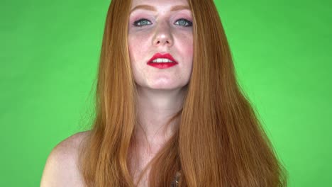 un primer plano de la cara de una mujer, que muestra una expresión neutra, en una pantalla verde de fondo de estudio verde transparente