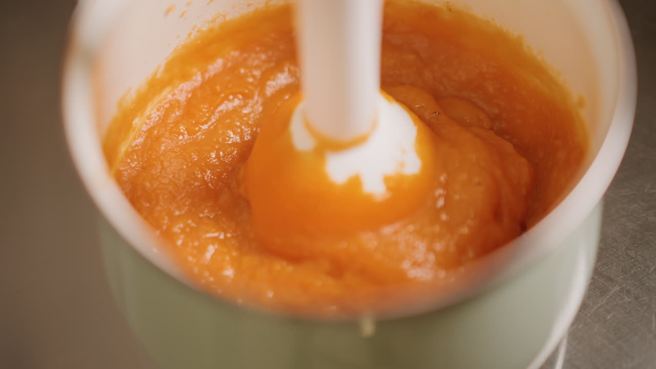 Miscela di zucca vellutata. Blend cremoso e setoso di zucca. Puree di zucca cremose e setose uniformemente combinate. Deliziosa miscela di puree vellutate di zucca, mescolate accuratamente per una consistenza liscia.