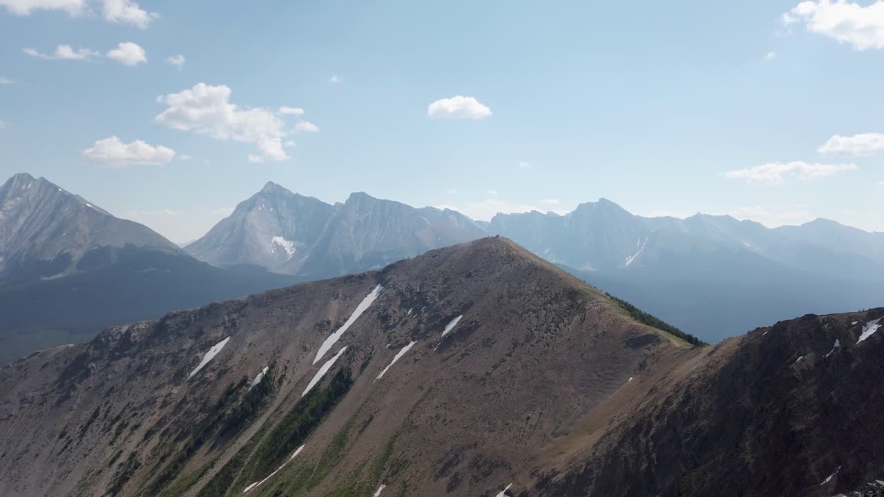 Tepesinde kulübe olan uzaktaki dağ zirvesi, Kayalıklar, Kananaskis, Alberta, Kanada.