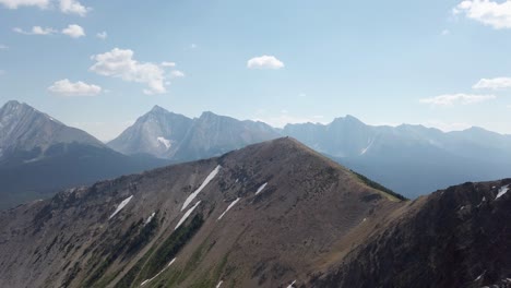 pico de la montaña en la distancia con cabaña en la parte superior, montañas rocosas, kananaskis, alberta, canadá