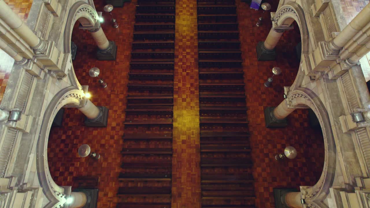 interior aéreo drone volar a través de la antigua iglesia con arcos y bancos, 4k santiago chile