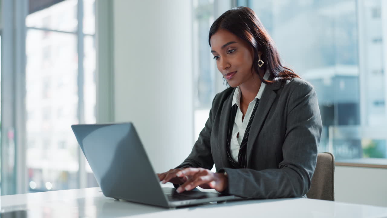 La empresaria trabajando en un portátil en la oficina