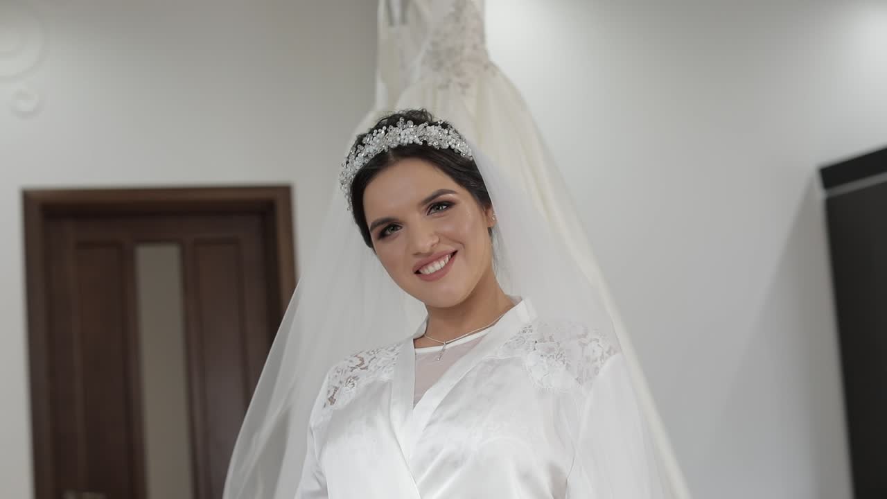 Sposa bella e affascinante in abito da sera e velo. Abito da sposa. Movimento rallentato.