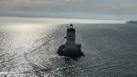 vista aérea del faro del puerto de los ángeles mientras se acerca el banco de niebla