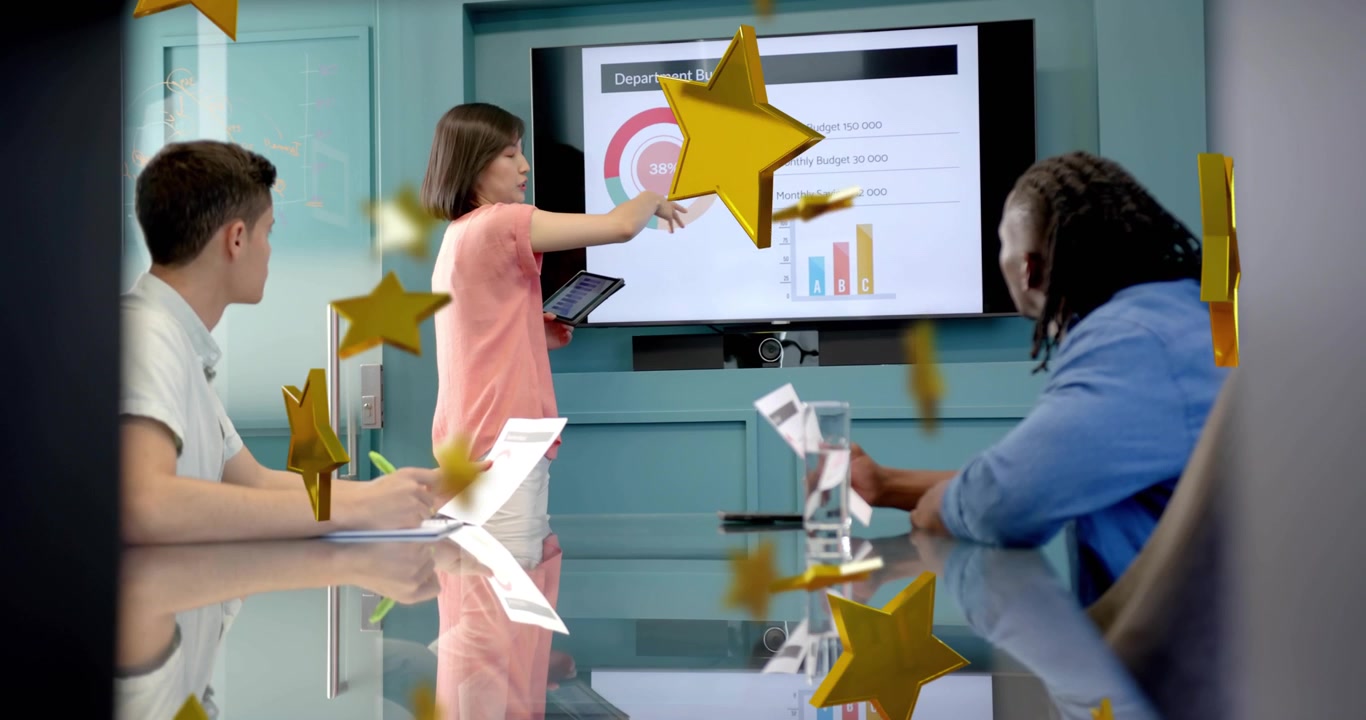 Kvinnlig presentatör sveper på surfplattan och presenterar ett budgetcirkeldiagram medan guldstjärnor markerar stapeldiagram.