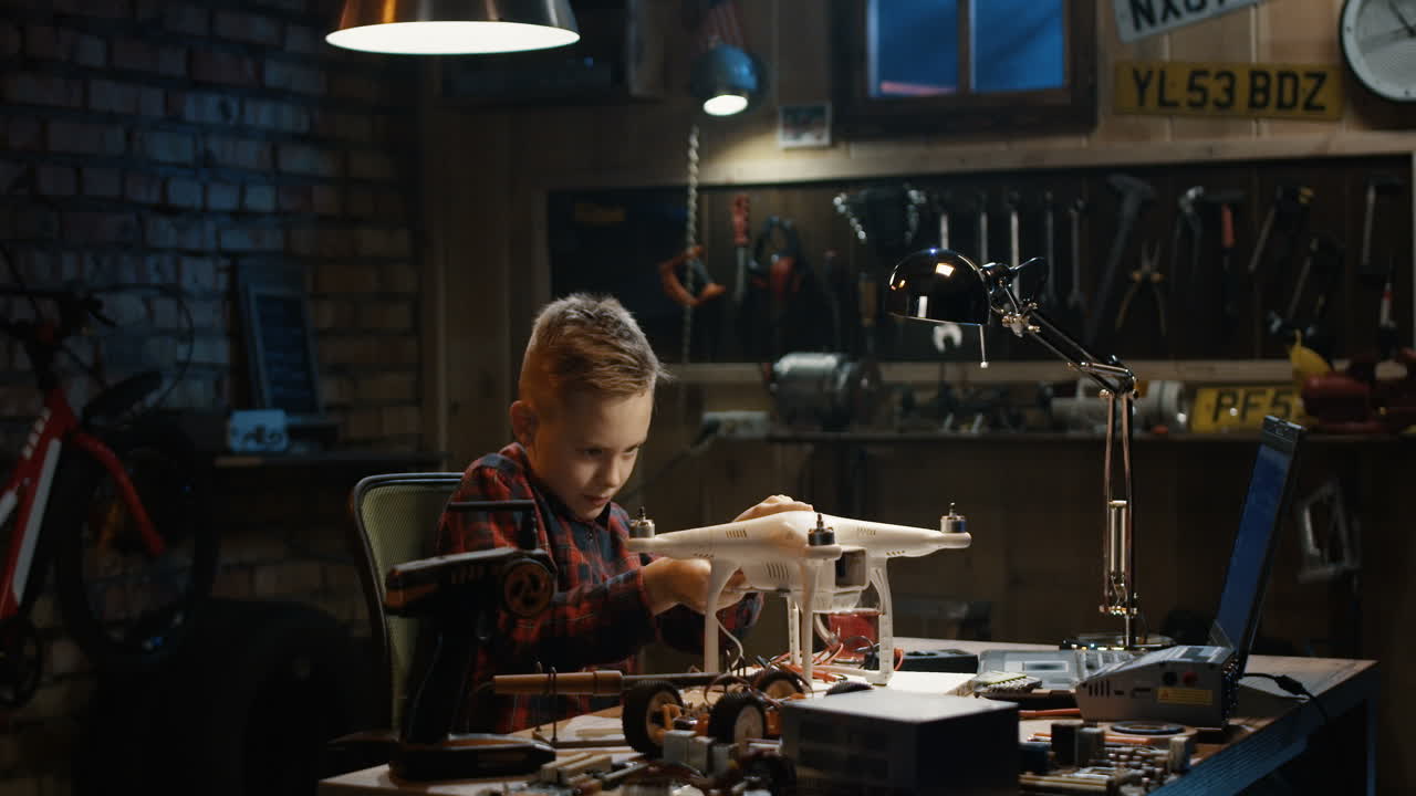 워크 에서 드론 을 만들고 있는 소년