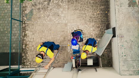 mecánicos de limpieza de piezas de aire acondicionado