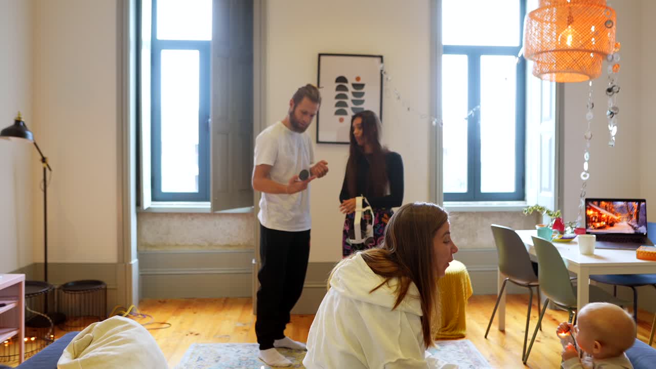 집에서 행복한 가족 춤