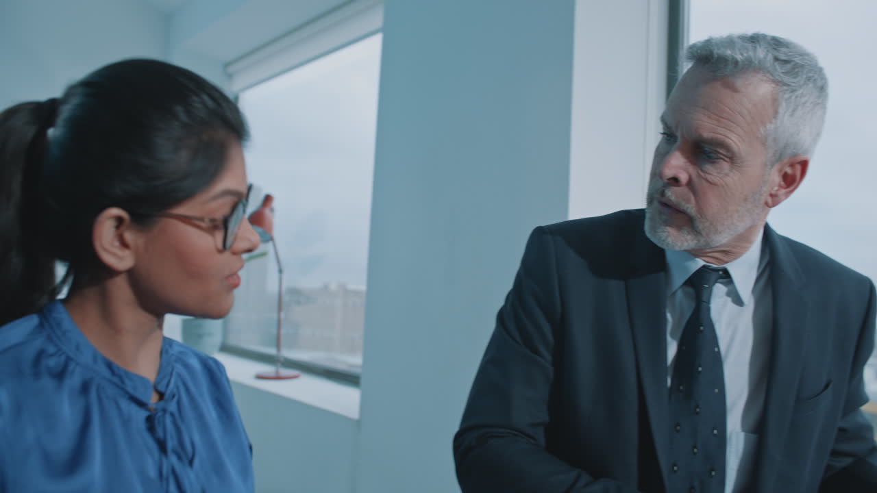 Reunião de negócios num escritório moderno
