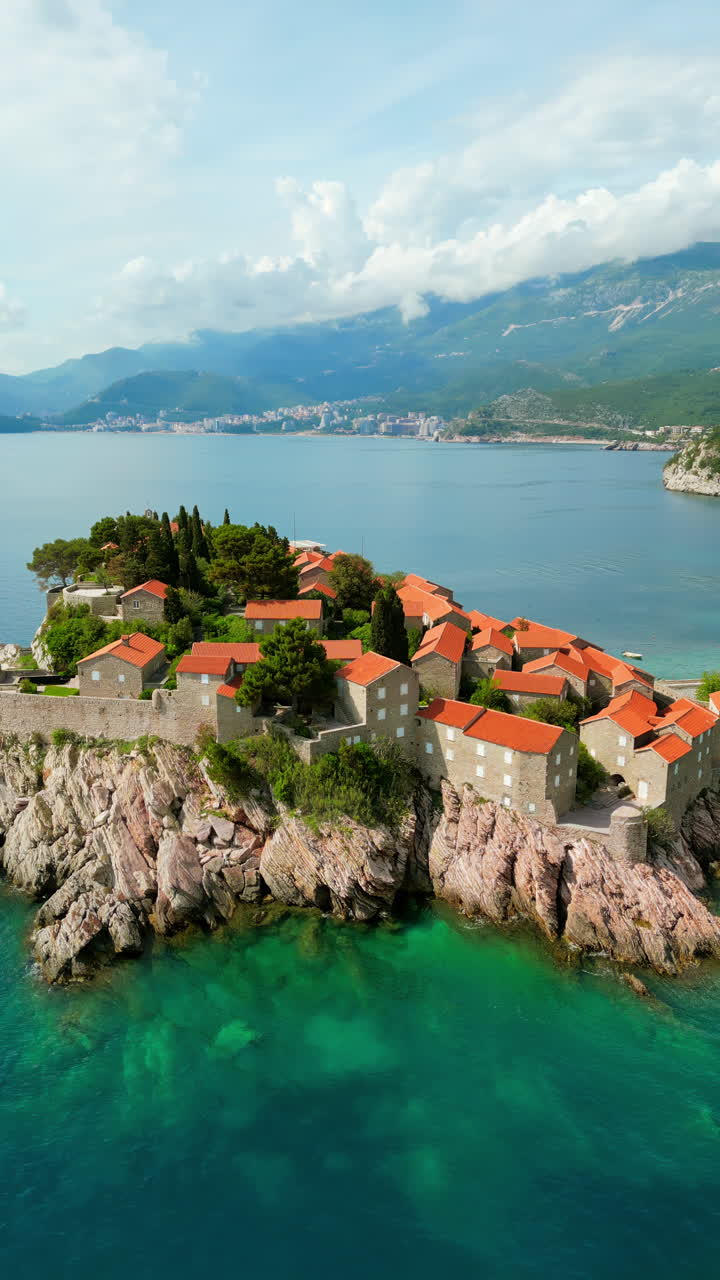 Luftfoto, dronebilde av bygninger på en klippe i Kroatia. Vertikal