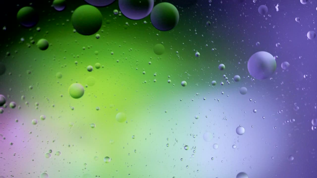 estructura fantástica de burbujas coloridas. movimiento caótico. pintura abstractamente colorida. vista superior. movimiento de burbuja en el líquido. superficie de aceite fondo multicolor. macro