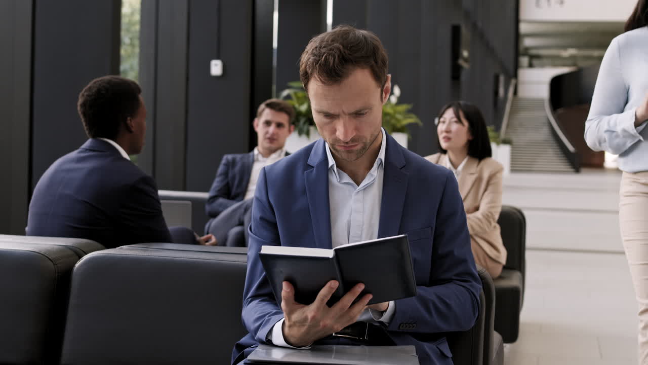 красивый мужчина-менеджер делает бумажную работу в рабочем помещении.