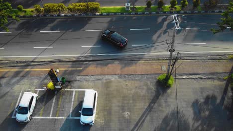 maravillosas imágenes de drones de la ciudad de denpasar con casas, carreteras y automóviles en bali