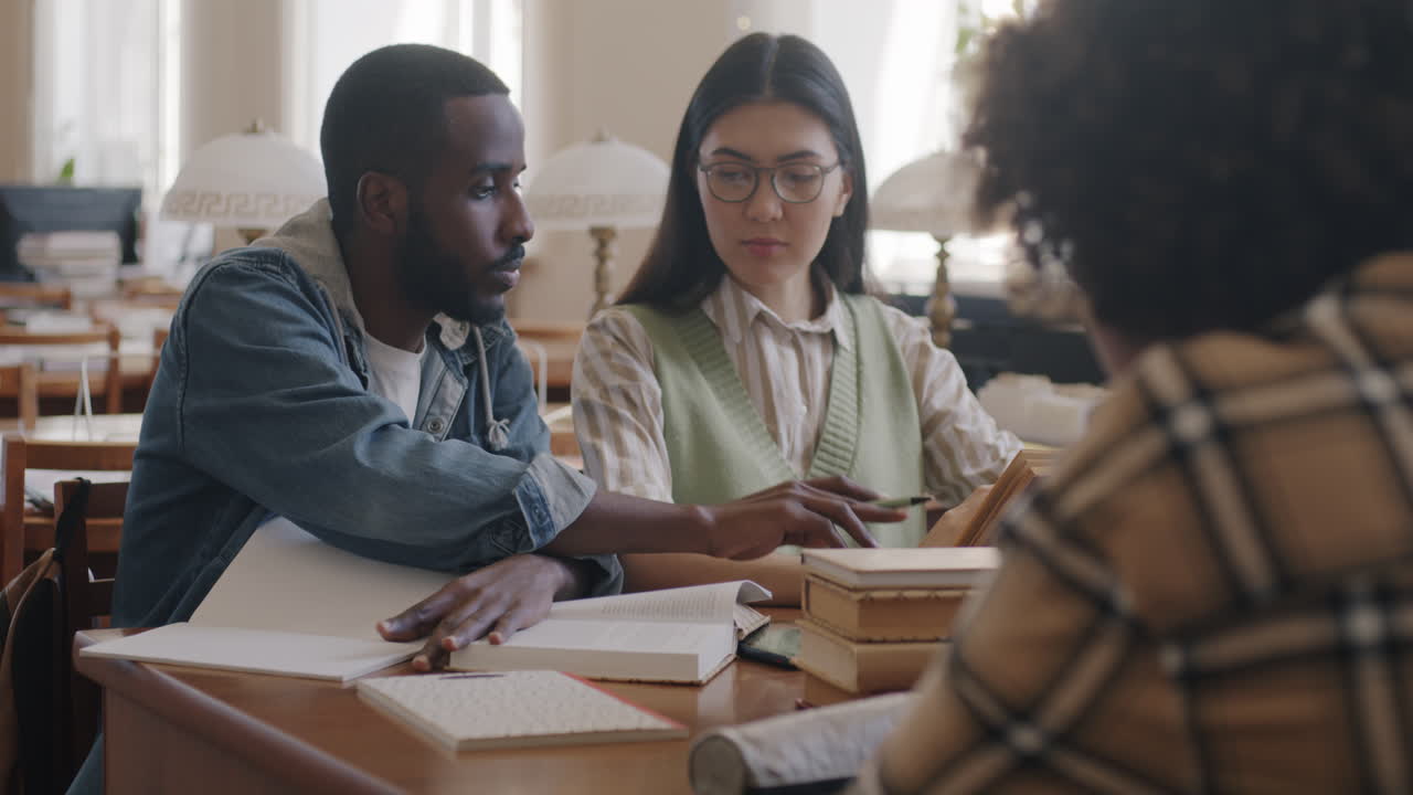 studerende, der studerer sammen på et bibliotek