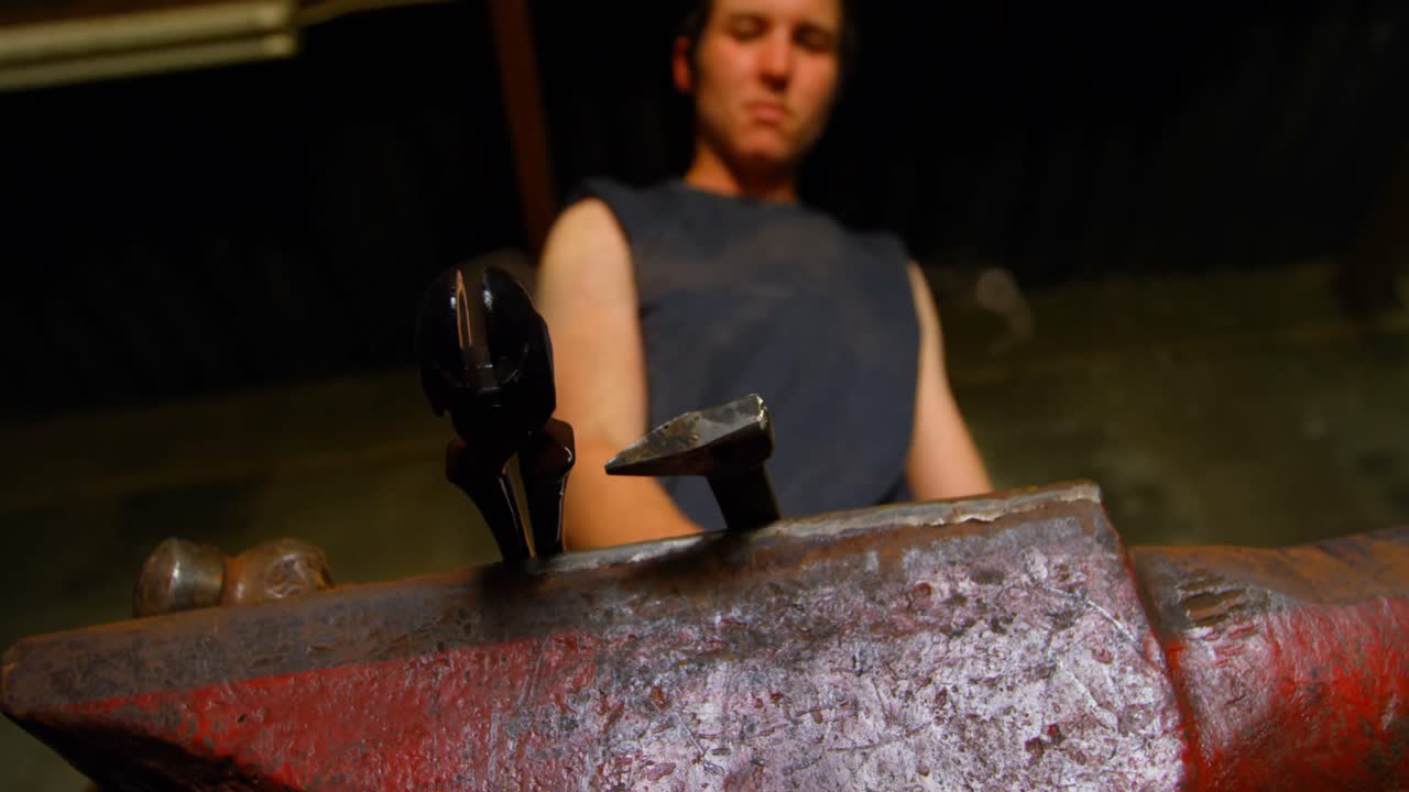 herramienta de soporte de metalúrgico en la fábrica 4k