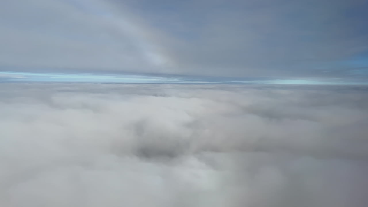 paisaje nublado con arco iris desde arriba