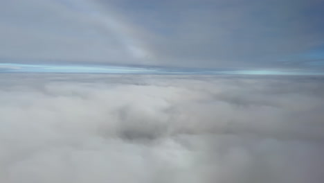 paisaje nublado con arco iris desde arriba