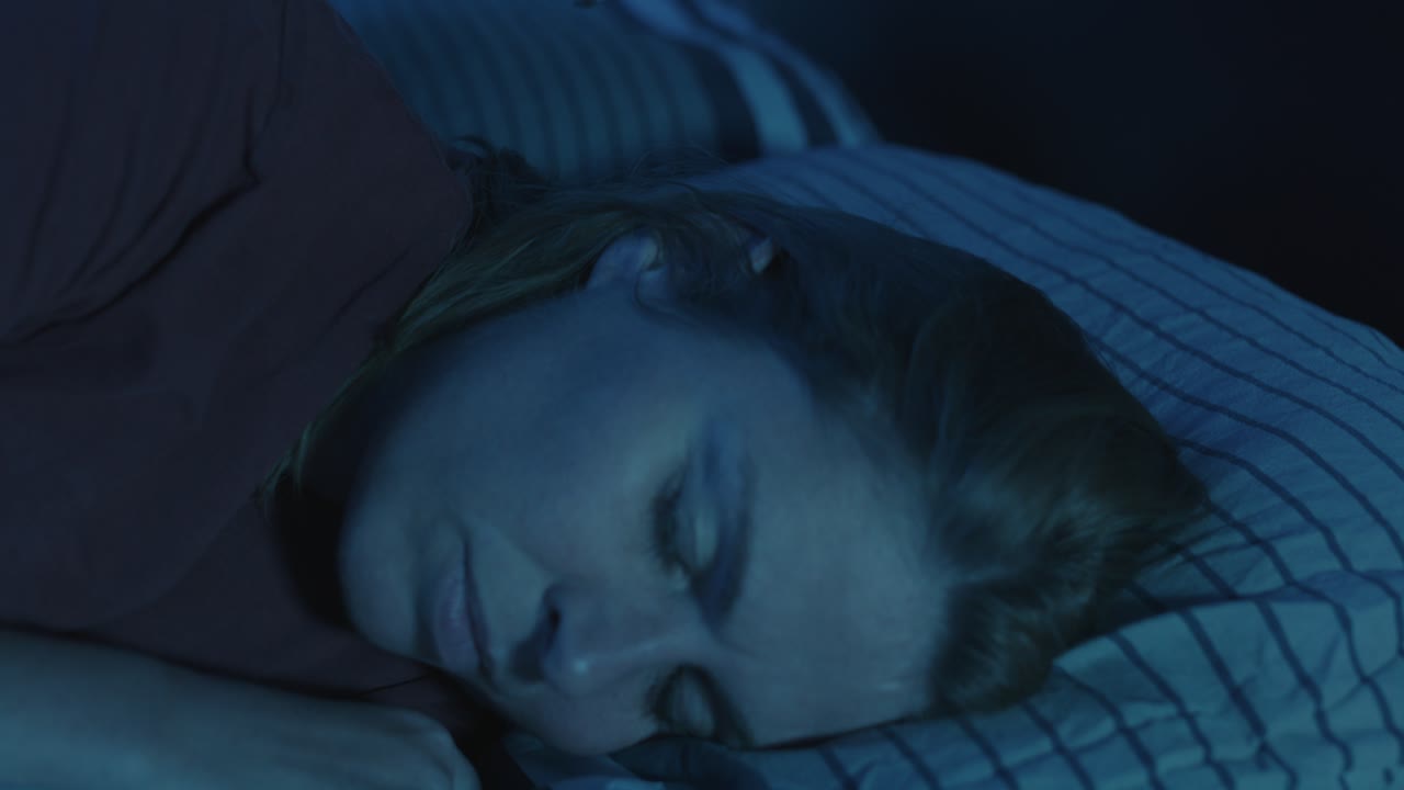 escena de terror una garra aterradora de repente toca a una mujer dormida