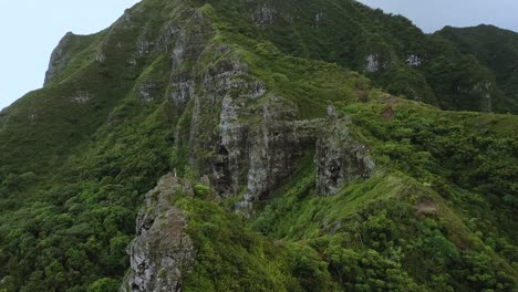 Drohne-Umkreist-Die-Spitze-Der-Klippen-Auf-Der-Kauernden-Löwenwanderung-Auf-Oahu,-Hawaii