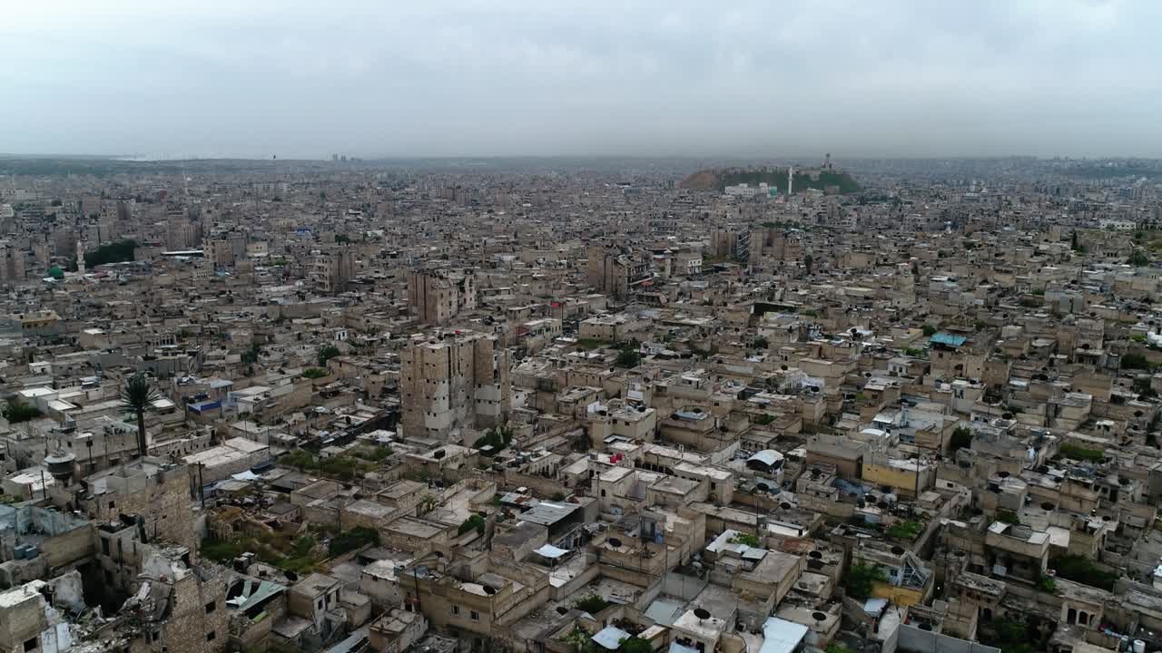 Vista aerea con un drone su una città siriana. Alcuni degli edifici sono ancora in rovina dopo la guerra civile di 10 anni fa 4K