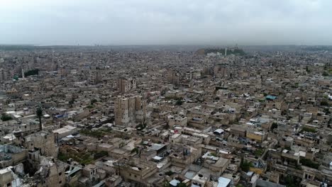 una vista aérea con un dron sobre una ciudad siria. algunos de los edificios todavía están en ruinas después de la guerra civil hace 10 años 4k