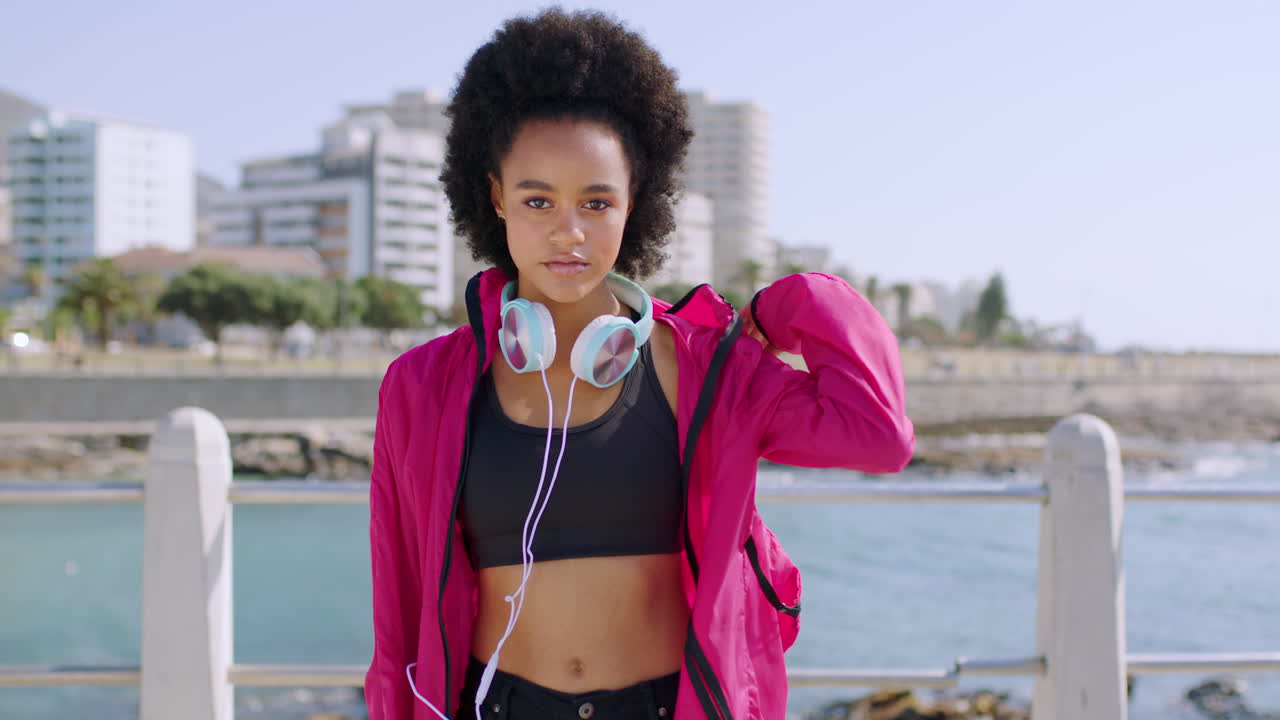 Donna nera, fitness, allenamento e spiaggia