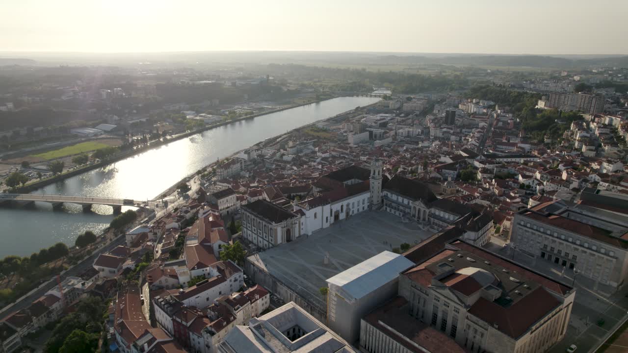 Ripresa aerea in avanti sull'Università di Coimbra e fiume Mondego sullo sfondo, Portogallo