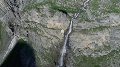 cascata di stroppia, la cascada más alta de italia, con una exuberante vegetación, vista aérea