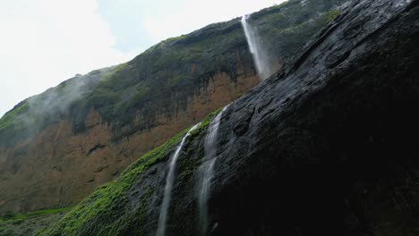 beautiful-devkund-waterfalls-in-pune-in-Maharashtra