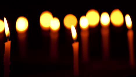 las velas encendidas se borran para enfocar el clip
