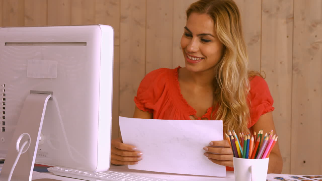 Bella lavoratrice in videochiamata alla scrivania