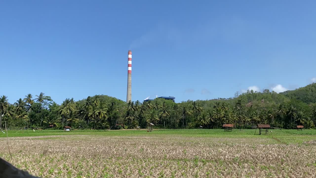 나무로 인 수디모로 증기 발전소를 쳐다보고 있습니다.