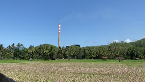 mirando a la planta de energía de vapor de sudimoro cubierta de árboles