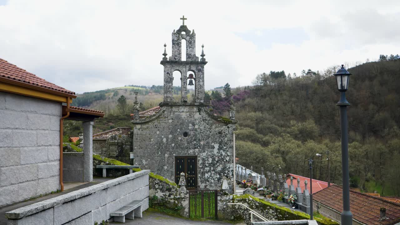 antigua capilla de piedra con campanario en vilar de barrio, españa