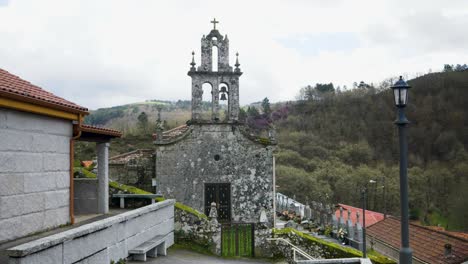 Antike-Steinkapelle-Mit-Glockenturm-In-Vilar-De-Barrio,-Spanien