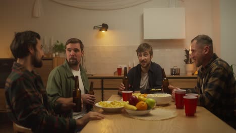 amigos celebrando con cerveza y comida