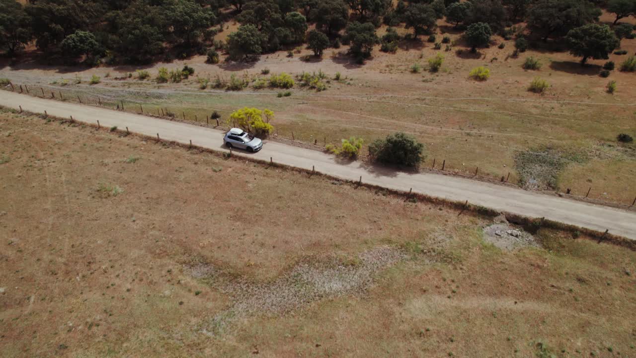 Vista aerea di un'auto su una strada di campagna