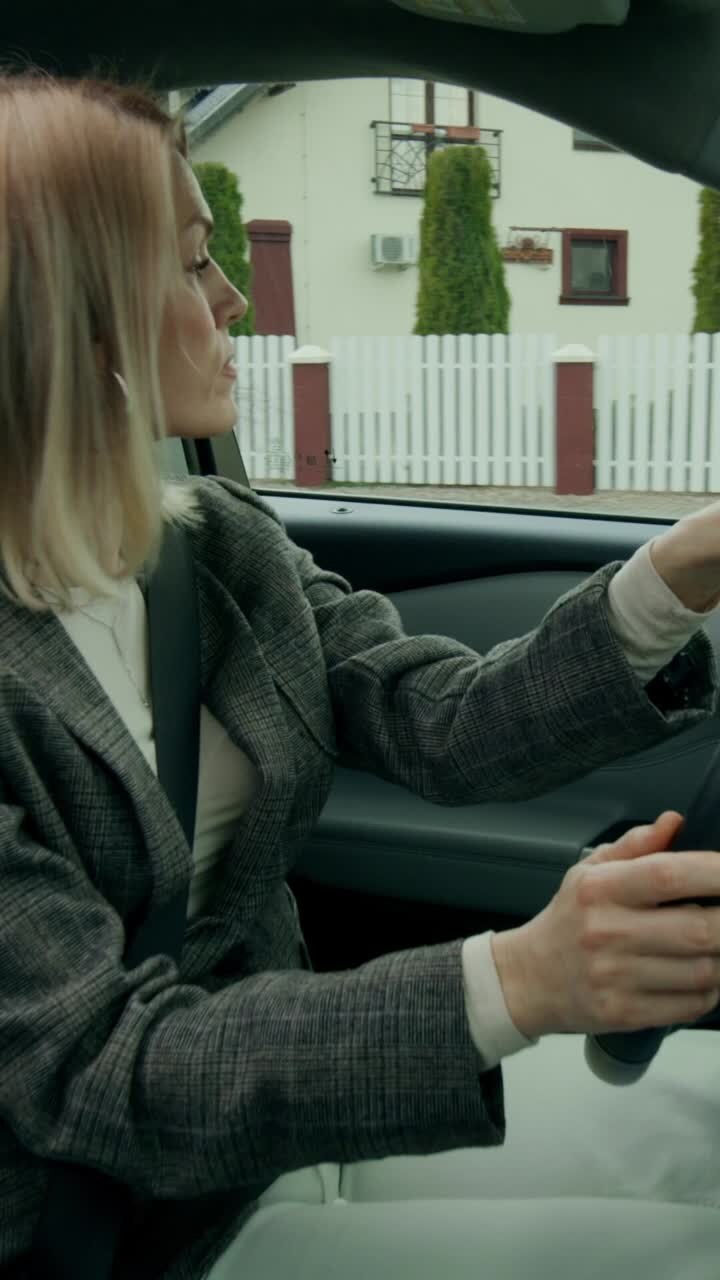 Donna che guida un'auto