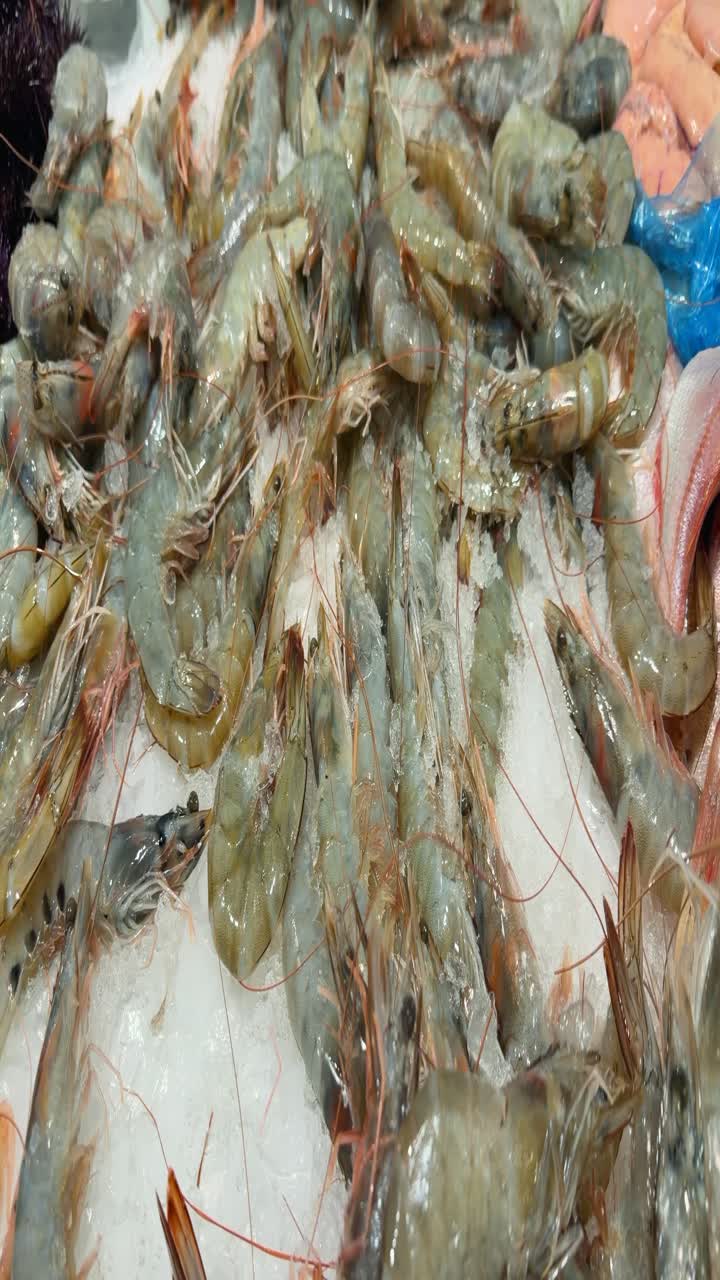 Udang Mentah Segar di atas Es di Pasar Makanan Laut