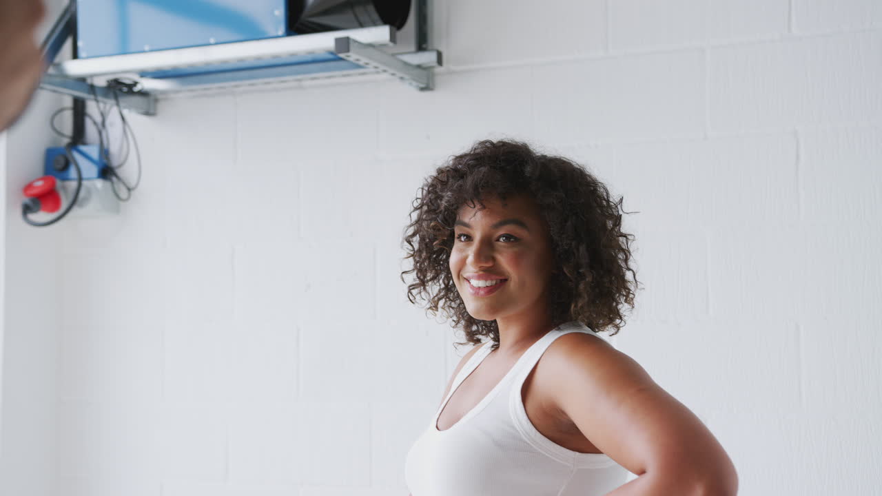 modelando para una fotógrafa en una sesión de retratos de estudio